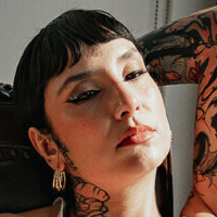 Енджі Арена Оголені