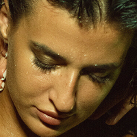 Енджі Кей Оголені