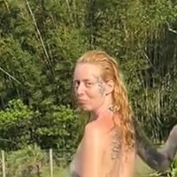 Аня до субурбіо Оголені