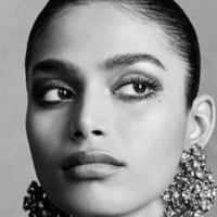 Бхавіта Мандава Оголені