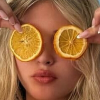 Домінік Елвес Оголені