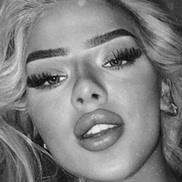 Елейн Вікторія Оголені