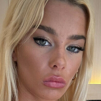 Елайза Лукас Оголені