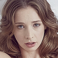 Емілі М.Г.А. Оголені