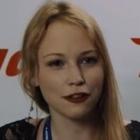 Енні Ойутканґас Оголені
