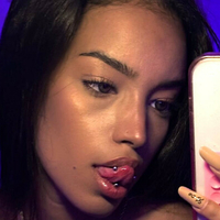 Геслі Саліс Оголені