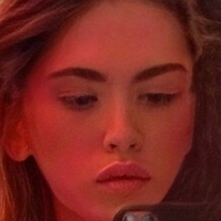 Кіра Томас Оголені