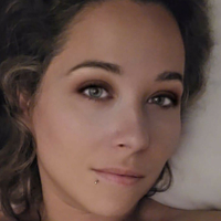 Ларіа Расселл Оголені