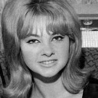 Менді Райс-Девіс Оголені