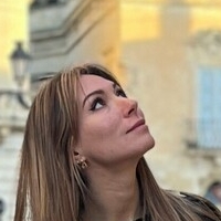 Олівія на пілоні Оголені