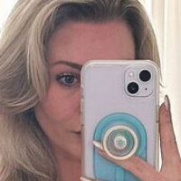 Вітні Рене Оголені