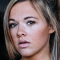 Івон Пферрер Оголені